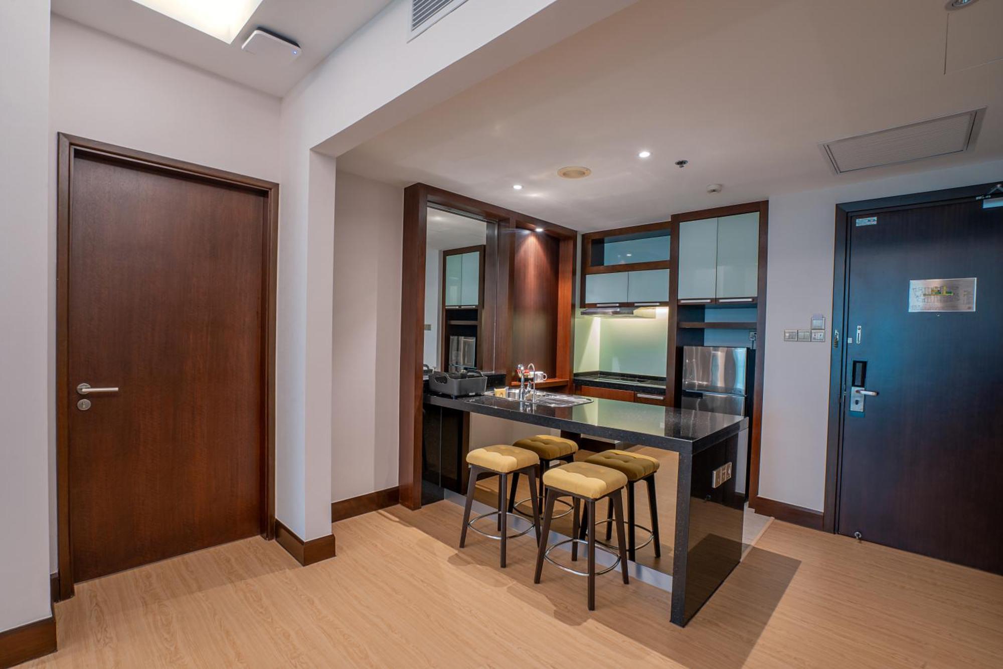 St Giles Gardens Hotel Kuala Lumpur Buitenkant foto A kitchen in a serviced apartment in Kuala Lumpur, Malaysia