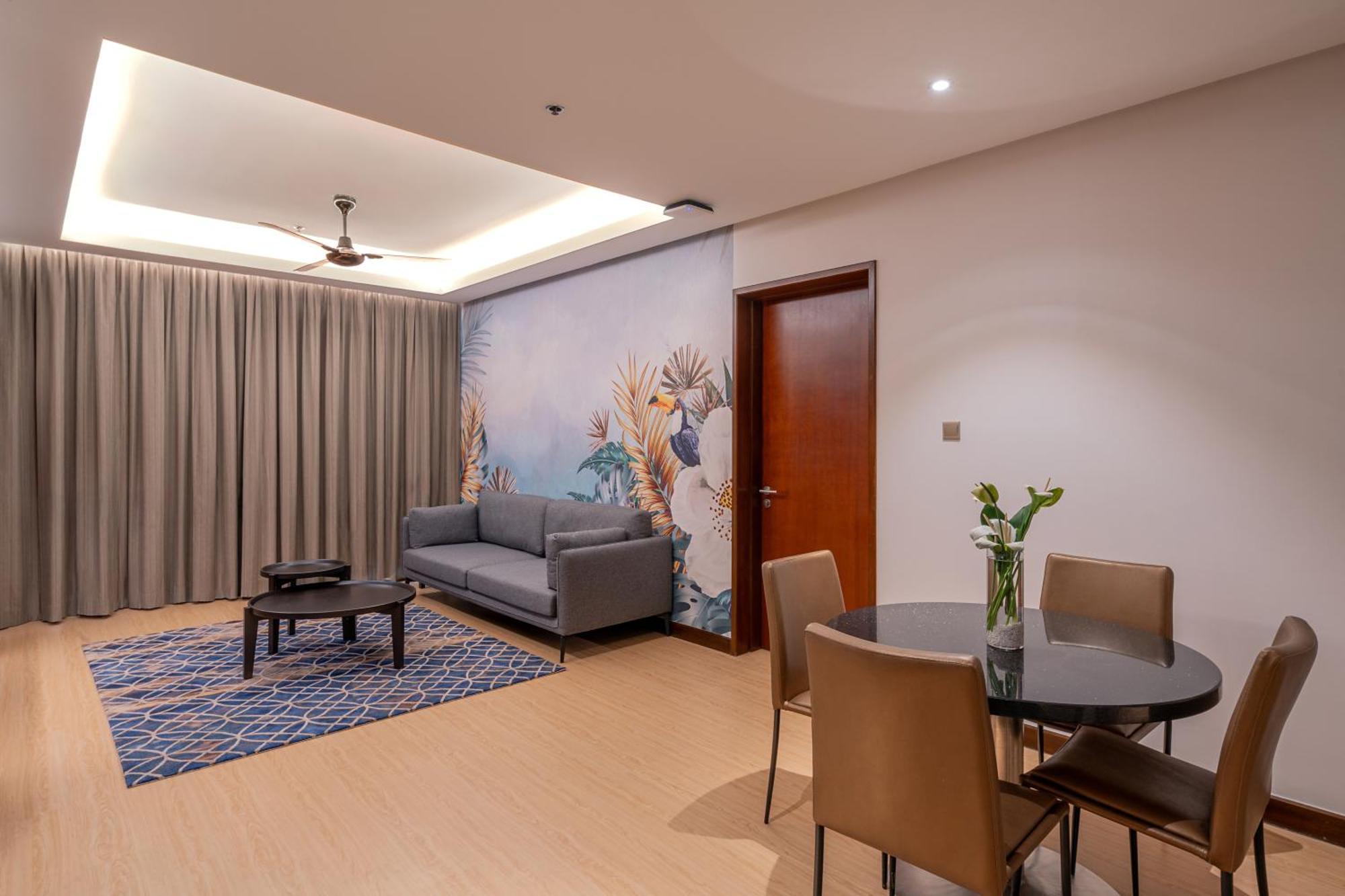St Giles Gardens Hotel Kuala Lumpur Buitenkant foto A living room in a condominium