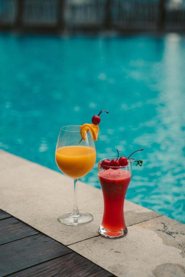 St Giles Gardens Hotel Kuala Lumpur Buitenkant foto A mango lassi (left) and a strawberry lassi (right)
